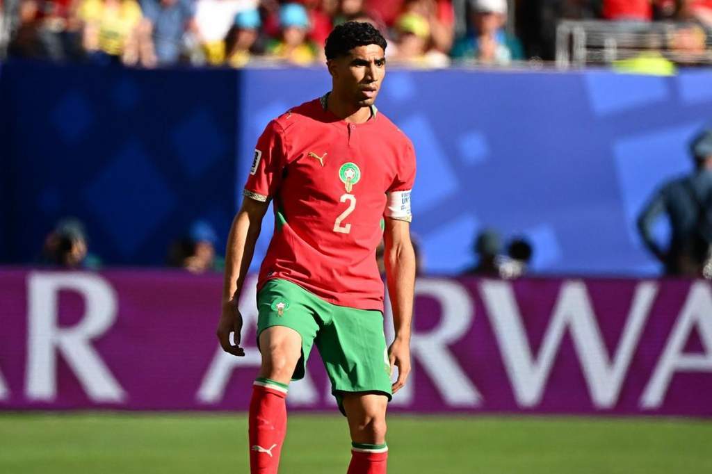 Kapten timnas Maroko Achraf Hakimi bersiap memimpin rekan setimnya di babak 16 besar Piala Dunia